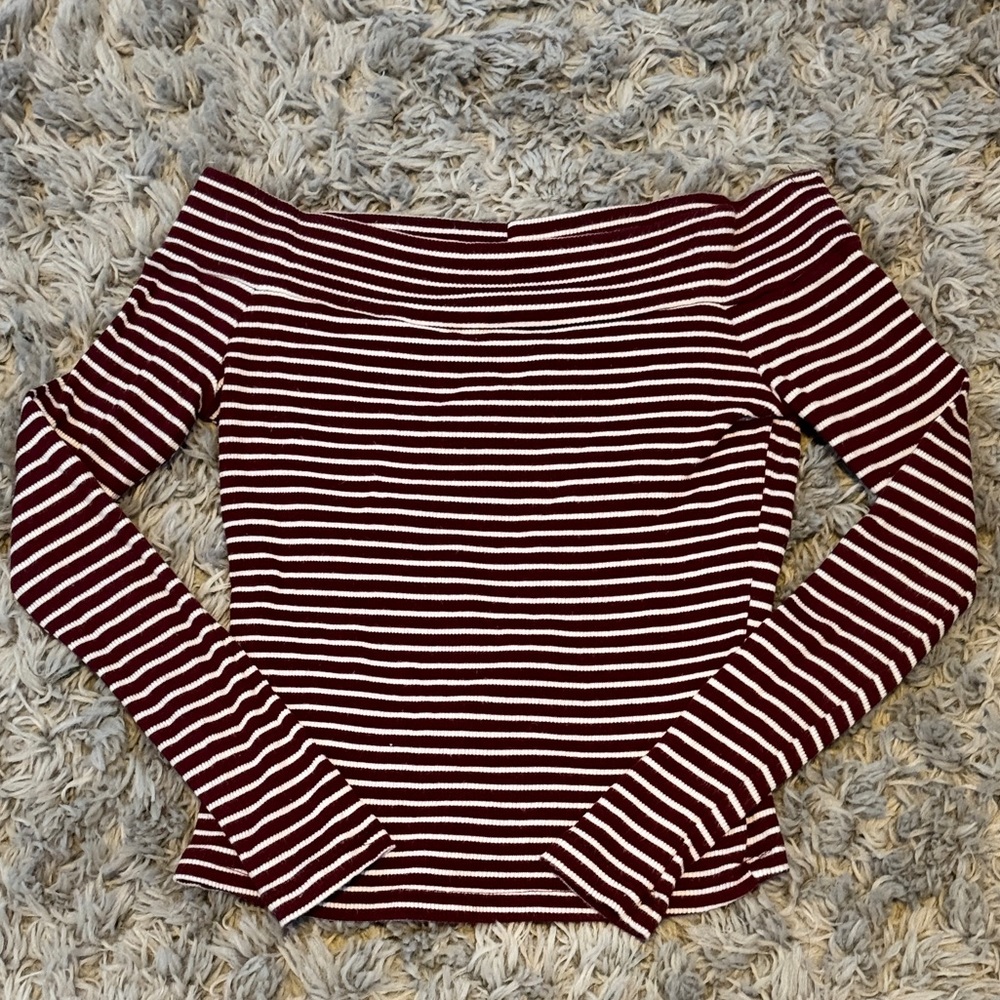 Off-Shoulder long sleeve stripped crop top